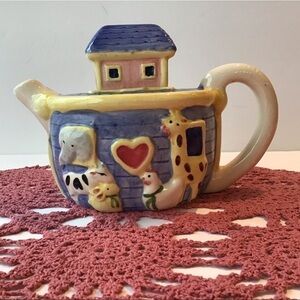 𝅺Noah’s Ark ceramic teapot